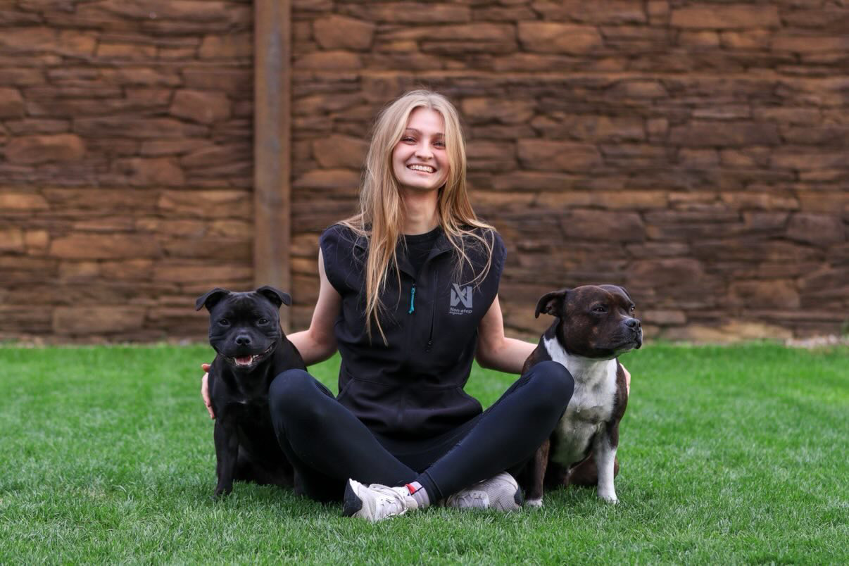 Barbora Zámišová – kynoložka se dvěma psy v Hradci Králové